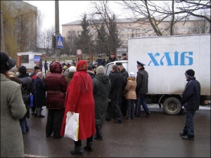 Жители общежития по ул. Видинской в Ровно перекрывают дорогу Киев–Чоп в четверг 31 января. Три часа водители вынуждены были объезжать участок напротив областной больницы