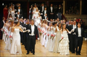 Оперный бал в Вене впервые состоялся в 1877 году. Теперь отсчет ведут с 1956-го — когда в Венской опере возобновили проведение главного бала страны