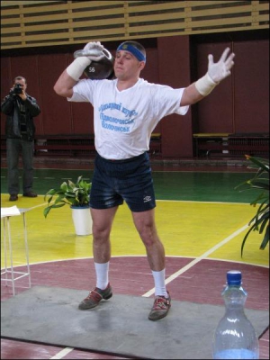 Спортсмен из Тернополя Иван Дутчишин во время установления рекорда по подниманию гири в спортзале дворца ”Текстильщик”