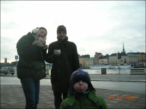 Киевлянки Дарья Склярова (слева) с подругой Лесей и ее племянником Густавом в день приезда в Швецию гуляют по набережной в Стокгольме