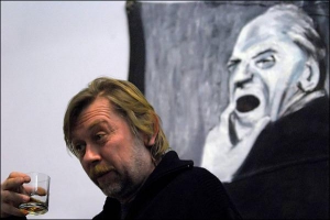 Художник Андрей Сагайдаковский возле одной из своих картин на выставке ”Цитата” в Киеве 31 января 2008 года