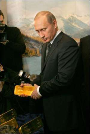 Під час візиту до Магаданського краю президенту Росії Володимирові Путіну показали видобуте на місцевих копальнях золото найвищої проби. Його переплавляють у бруски вагою 12,5 кілограма для поповнення золотовалютних запасів Центробанку Росії