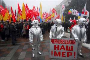 Троє мітингувальників, переодягнених на інопланетян,  у вівторок на мітингу біля Верховної Ради на вулиці Грушевського