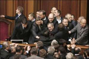 Депутаты от Партии регионов вчера штурмовали президиум Верховной Рады. Обороняли ее бютовцы и ”нашеукраинцы”