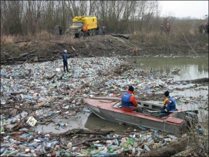 Річку Латорицю чиститимуть понад два тижні. Щодня з води дістають 16 тонн сміття