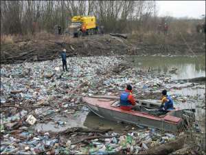Реку Латорицу будут чистить более двух недель. Ежедневно из воды достают 16 тонн мусора