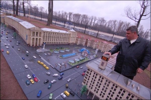 Олександр Меньшиков, засновник парку ”Київ у мініатюрі”, спирається на башту Будинку профспілок. На ній люблять відпочивати гідропарківські горобці