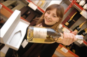 Директор столичного супермаркета вина Людмила Ковальчук показывает любимое шампанское певицы Мадонны — ”Кюве Амур де Дец” 1999 года. Бутылка такого напитка стоит 792 гривни. Французская компания ”Дец” производит самое дорогое шампанское.