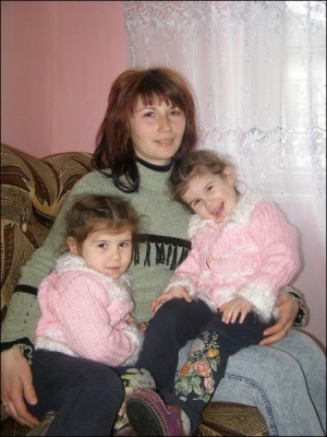 Люба Чорба с дочками-близнецами Иванной и Юлею в своем доме в селе Большая Копаня возле Виноградова Закарпатской области