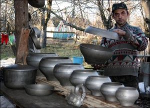 В селе Великий Обзир Каминь-Каширского района Волыни Анатолий Доля распродает алюминиевую посуду