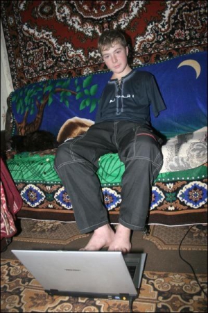 Матір Олега Єрмоленка з райцентру Мена на Чернігівщині випиває, батько помер. Хлопця виховує тітка