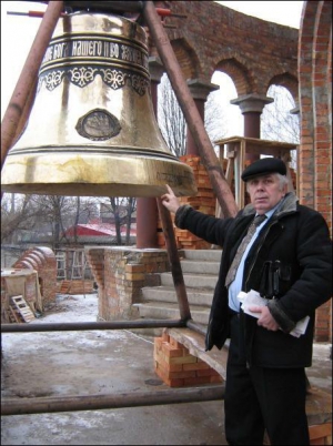 Председатель села Хутора Андрей Гуриненко показывает новый колокол. Сейчас он временно закреплен на триноге возле церкви