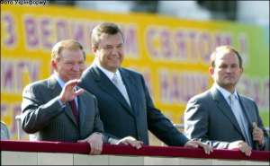 24 августа 2004 года Леонид Кучма, Виктор Янукович и Виктор Медведчук принимали в Киеве военный парад в честь 13-й годовщины независимости Украины 