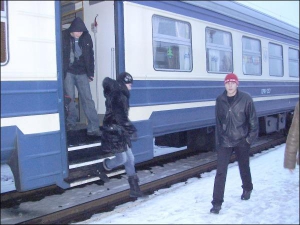 Студенты выходят из вагонов рельсового автобуса на вокзале города Шостка. Он только что прибыл из Глухова