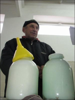 66-річний Іван Цибуля із села Іванівка на чернігівському базарі продає молоко. Літр — три гривні. До міста чоловік приїжджає автобусом. Привозить 15 літрів. Дорога обходиться у три-чотири гривні. Щодня 1,5 гривні віддає містового, ще 39 копійок — за аналі