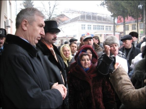 Уранці 30 січня голова Хмельницької райдержадміністрації Іван Вітвіцький (на передньому плані) на сходах вислуховує скарги жителів сіл Лісові Гринівці та Скаржинці