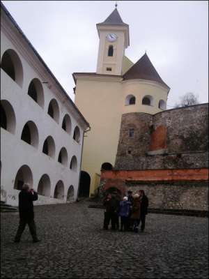 Туристы фотографируются на территории Мукачевского замка
