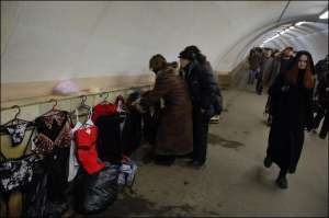 Пасажири розглядають товар у ”довгому” переході між станціями Майдан Незалежності та Хрещатик. Найбільше стихійна торгівля перешкоджає рухові людей у вечірні години ”пік”