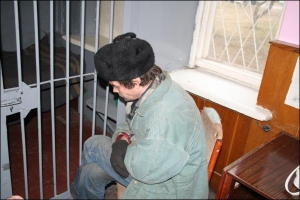 Вячеслав Фесюн сидит в Черниговском райотделе милиции. Мужчина уверяет, что на него наговаривают, потому что раньше у него были проблемы с законом