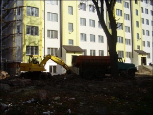 Строители завершают работы по благоустройству придомовой территории возле новой 6-этажки на улице Шевченко в Дрогобыче Львовской области