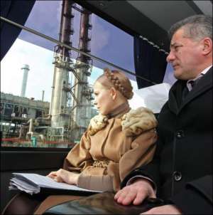 Юлия Тимошенко и глава Одесской государственной администрации Николай Сердюк во время посещения Одесского припортового завода, 7 февраля 2008 года