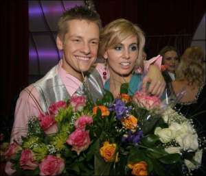 Польський актор Марчін Мрочек зі своєю дівчиною, телеведучою Агнєшкою, після перемоги в шоу ”Танці з зірками-3”