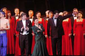 Певцы (слева направо) Андрей Шкурган, Виктория Лукянец и Тарас Конощенко на сцене Национальной оперы во время гала-концерта ”На Украї0ну повернусь”. За ними — хоровая капелла ”Думка”