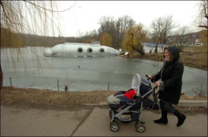 Пока не растаял лед, жители Голосеева гуляют вокруг озера в парке имени Рыльского. Когда потеплеет, вода начнет плохо пахнуть