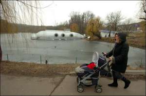 Доки не розтанув лід, жителі Голосієва гуляють довкола озера в парку імені Рильського. Коли потепліє, вода почне смердіти