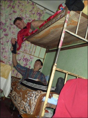 Другокурсник Полтавського педагогічного університету Володимир Худоба (угорі) з одногрупником Євгеном Гарькавим живуть у гуртожитку №2. Євген спить на двоярусному ліжку знизу, бо через високий зріст не вміщається на другому поверсі. У цій кімнаті на 15 ”к
