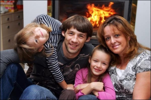 Олег Ящук с женой Мюрель и двумя дочками Аделин и Лерин