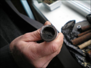 Відрізана труба центрального опалення у місті Нова Каховка Херсонської області повністю забита вапняним накипом. Гаряча вода не потрапляла до квартири, однак комунальники нараховували плату за тепло