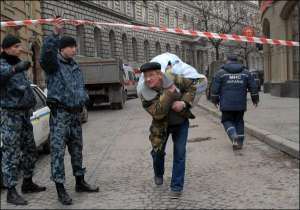 Милиция пропускает через оградительную ленту на улице Костюшко во Львове жителя дома №14 с вещами. В пятницу пострадавшим от взрыва разрешили забрать самое необходимое