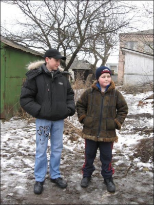 Ярослав Білик (праворуч) і Тарас Дуда з райцентру Ярмолинці Хмельницької області згадують, як доглядачі пересувного зоопарку виривали голки з живого дикобраза