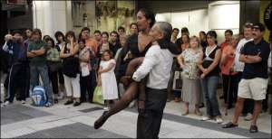 Жителі аргентинської столиці Буенос-Айреса танцюють танго на вулиці в оточенні туристів. Для іноземців цей танець є втіленням національного колориту країни