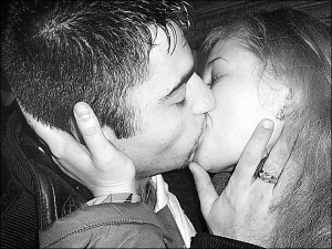 Торік у День закоханих вінницькі студенти-політехівці 20-річна Сніжана Прокопчук та 21-річний Віталій Іванчик взяли участь у конкурсі на найдовший поцілунок. Вони цілувалися близько 10 хвилин, але призу не виграли. Через чотири місяці одружилися