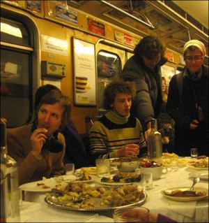 Вранці 10 лютого  молоді художники  пригощають пасажирів у вагоні метро на Сирецько-Печерській лінії