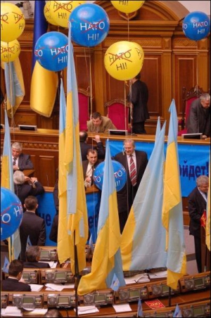 Учора депутати від Партії регіонів принесли в парламент національні прапори і повітряні кульки. Так вони вимагали референдуму про можливий вступ України до НАТО