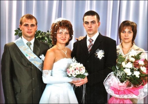 Еляна і Сергій Бондаренки в Полтавському центральному РАЦСі в день свого весілля 7 вересня 2007 року. Свідками в них були їхні друзі Людмила й Анатолій. Через шість місяців після весілля Еляна впала в кому