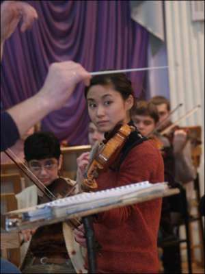 Скрипалька Саяка Шоджи повезе екзаменаторам з фонду ”Ніппон” повний запис концерту з Харкова. Можливо, їй іще на рік нададуть інструмент, що коштує кілька мільйонів доларів