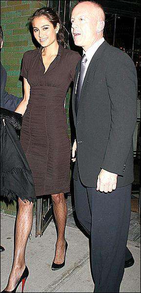 Брюс Уиллис пришел на день рожденья актера Эштона Катчера с новой подругой Эммой Хемминг. Катчер женат на бывшей жене Брюса — Деми Мур