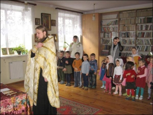 Отец Вячеслав проводит с детьми утренний молебен в детсаде при Хресто-Воздвиженском храме в Виннице. Он длится 15 минут. Священник говорит, что больше детей нельзя нагружать