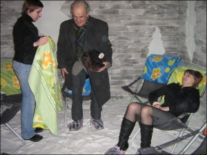 Иван Демчук (в центре) готовится к сеансу солевой терапии в кабинете ”Солевая пещера”. На каждом из восьми кресел лежит теплое одеяло. Ими администратор Лидия Медвидь укрывает пациентов