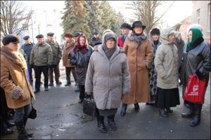 Ошукані вкладники кредитної спілки ”Народна скриня” у райцентрі Заставна Чернівецької області 28 листопада прийшли на збори. Керівники спілки зібрання проігнорували