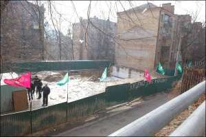 Мешканці прилеглих будинків у провулку Костя Гордієнка чергують біля забудови по 2 години