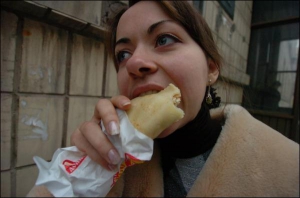 Киянка 25-річна Тетяна Дедіон їсть млинець із яйцем. У ларьку біля столичного метро Шулявська продають по 2 гривні млинці з маслом. Найдорожчі — за 6,5 гривні з грибами або курятиною. Також є зі згущеним молоком, зеленню