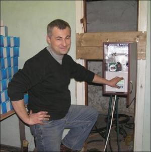 Стефан Космач показує винайдений електрокотел. Він вмонтований у тумбочку. Агрегат, що на фото, висить у майстерні-лабораторії, яку Космачі облаштували в орендованій кімнаті місцевого ветеринарного училища