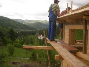 Мастера разбирают дом возле Косова на Франковщине, чтобы перевезти в Киевскую область. Новому владельцу здание обошлось в 10 тысяч долларов США