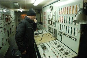 Капітан Андрій Кузьменко у машинному відділенні перевіряє телефонний зв’язок на судні ”Тарас Шевченко”