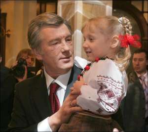Виктор Ющенко держит на руках Настю Чеснокову — дочку украинского дипломата в России